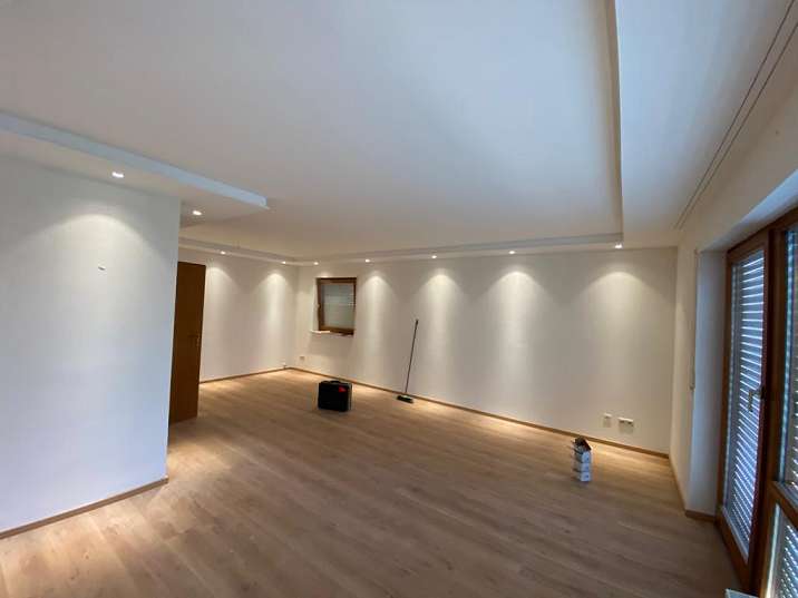 Modernes Wohnzimmer, bei der Neugestaltung des Wohnzimmers haben wir auch an die direkte und indirekte Beleuchtung gedacht.